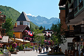 street-scene-in-vail-colorado-looking-to