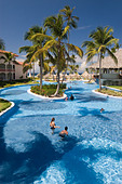swimming-pool-at-majestic-colonial-hotel