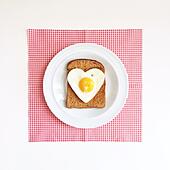 heart-shaped-egg-on-toast-e8ftcx.jpg