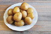 boiled-potatoes-in-their-skins-on-a-plat