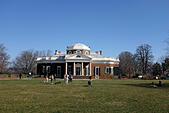 tourists-in-front-of-monticello-home-of-
